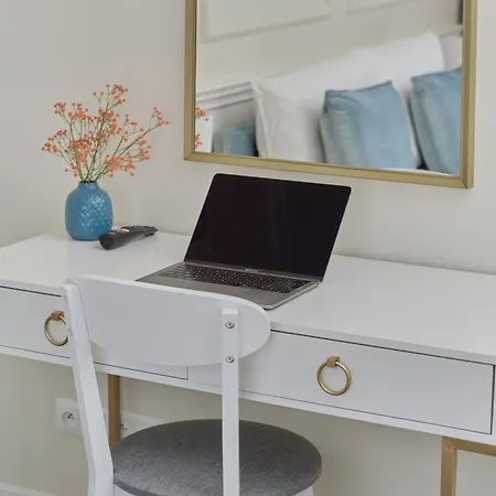 Pastel & Floral With Parking In By Renters Appartement