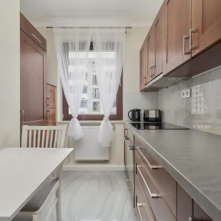 Pastel & Floral With Parking In By Renters Wrocław