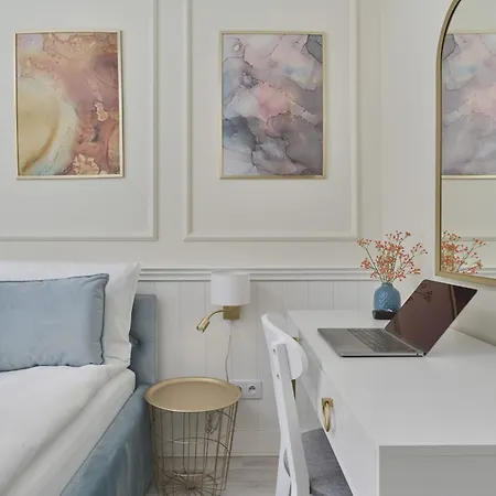Pastel & Floral With Parking In By Renters Appartement