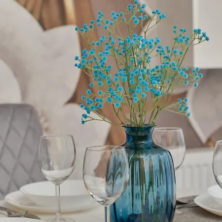 Pastel & Floral With Parking In By Renters